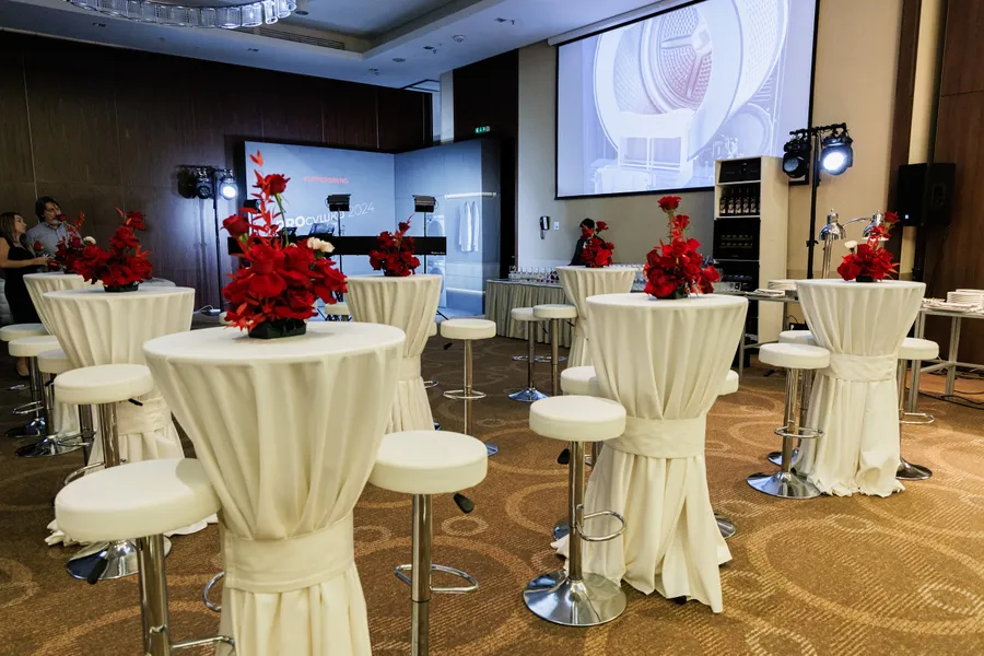 Оформление презентации Kuppersberg цветочными композициями от компании "Приятно" 