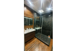 облицовка душевой широкоформатным керамогранитом и плиткой под паркетную доску