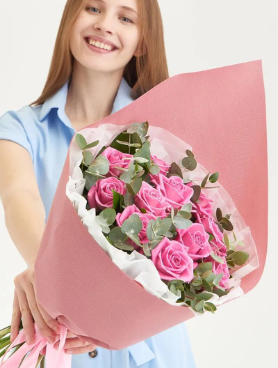 11 розовых роз с эвкалиптом