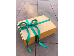 2 штуки - Подарочная коробка с наполнителем КРАФТ и зеленой лентой (32x22x10 см)