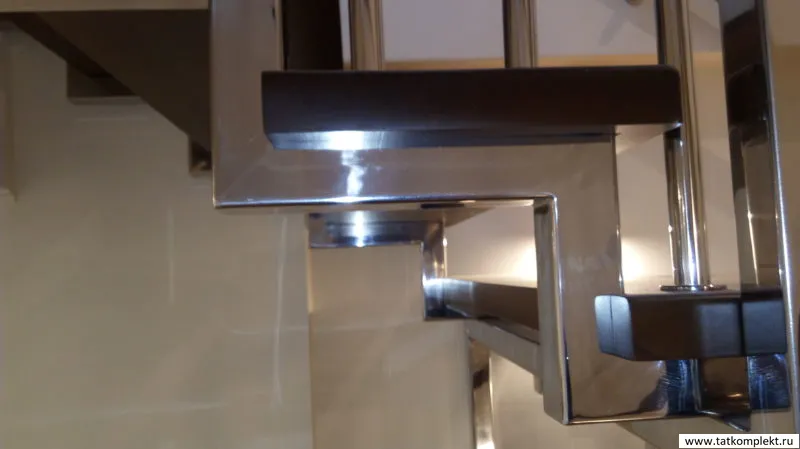 Лестница двойном на косоуре из нержавеющей стали. Ограждения из полированной нержавеющей стали с декоративными вставками из дуба. В Казани и республике Татарстан изготавливаем перила, лестницы и ограждения. Запишитесь на замеры тел. +78432407090 