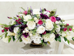 Элегантная композиция из искусственных цветов в белом и вишнёвом цвете № УНС035 для украшения стола