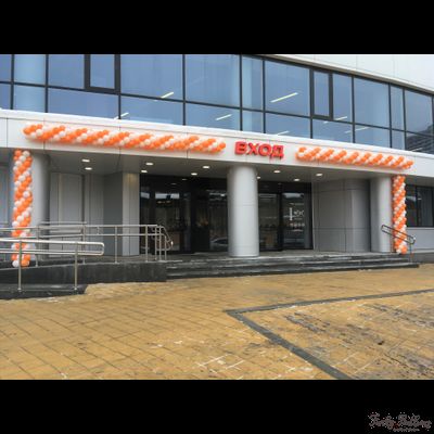 Оформление входной группы на открытие - классическая гирлянда