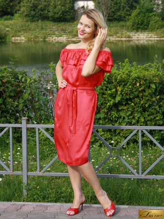 Платье с воланами и рюшами