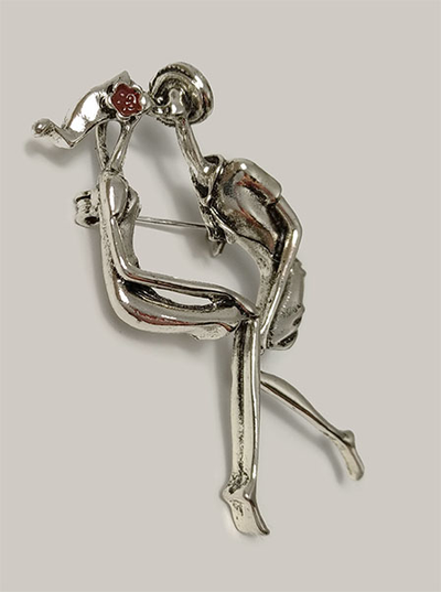 (АРТИКУЛ: 8947/90) БРОШКА ЖЕНСКАЯ "ПОДРУЖКИ", СЕРЕБРИСТЫЙ МЕТАЛЛ