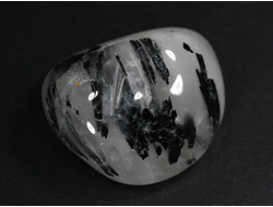 Кварц с черным турмалином (шерл), галтовка, Бразилия (28*25*15 мм, 18 г) №35105