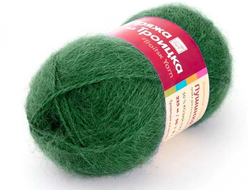 Пряжа для вязания  Пушинка Троицкой фабрики 65% шерсть, 50% козий пух моточки по 50 грамм длина нити 225 метров  цвет Бутылка