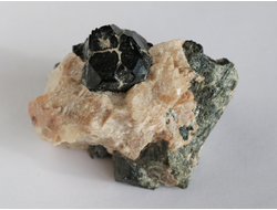 Шпинель черная на породе, Россия, Якутия (49*34*29 мм, 59 г) №18217