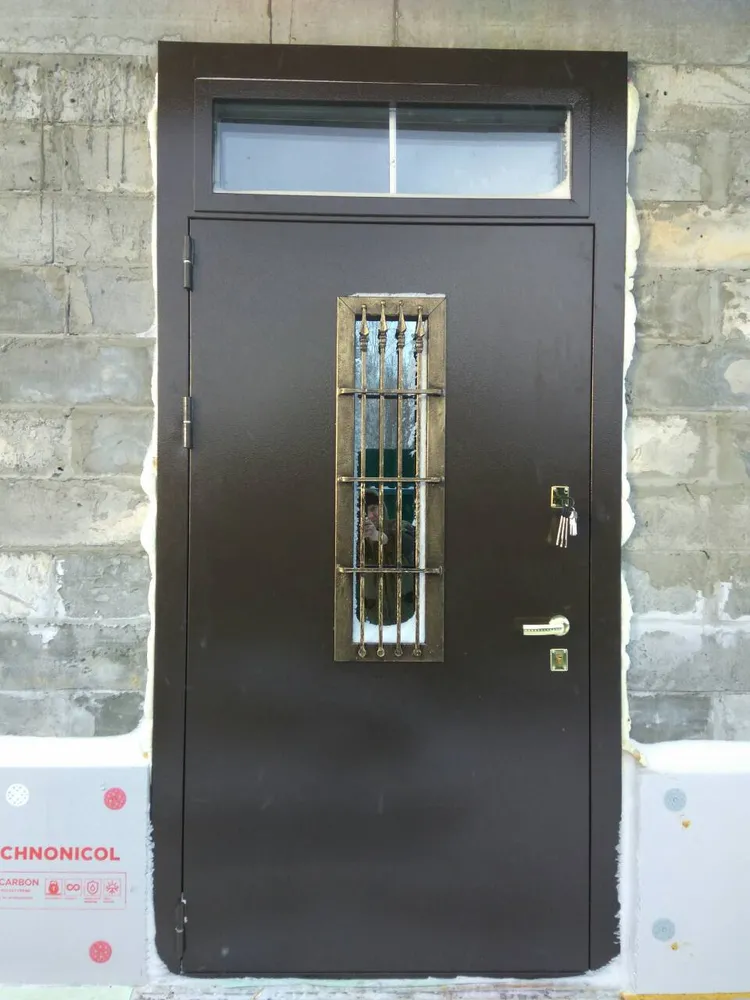 входная металлическая дверь со стеклопакетом и ковкой