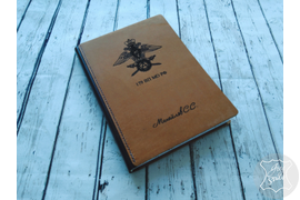Кожаный ежедневник с гравировкой эмблемы и именной надписи