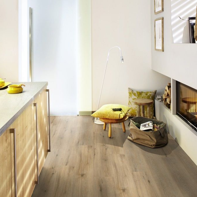 Виниловый пол Wineo 400 Wood Adventure Oak Rustic MLD00111 в интерьере кухни