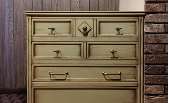 Высокий комод с 8 ящиками, цвет хаки.