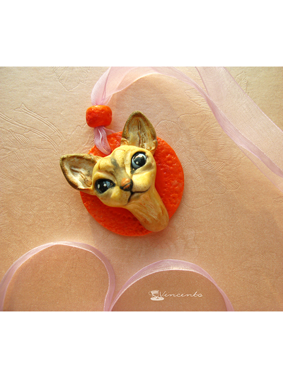 Котёнок Ахтай. Авторская подвеска-кошка (кулон с котёнком) из полимерной глины