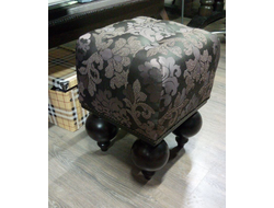 Миленький Итальянский пуфик на шарообразных ножках цвета венге, с молдингом и в итальянском жаккарде