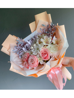 Очаровательный букет с пионовидной розой