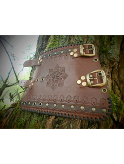 Наруч с отверстиями для самостоятельного закрепления ножа и дополнительными отверстиями для шнуровки.