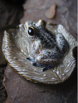 "Сказка о первом снеге", мини брошь с лягушкой и микробисером