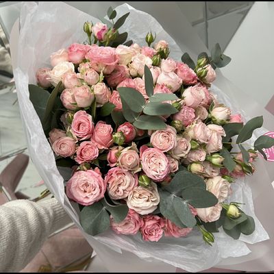 БУКЕТ С КУСТОВЫМИ РОЗАМИ И ЭВКАЛИПТОМ