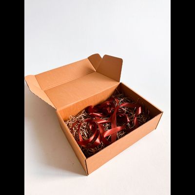 Большая подарочная коробка GILEV 44x32x15см с коричневой лентой и наполнителем крафт