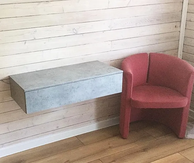 001 Навесная полка с выдвижным ящиком.
Иногда прицепом к основному заказу делаем всякое разное. Заказчик захотел себе вот такую полку с выдвижным ящиком и мы ему ее сделали.
ЛДСП Egger. F 186 Бетон Чикаго светлый-