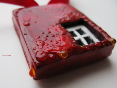 Необычная подвеска в авангардном стиле "Красные стены"