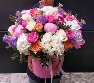 Огромный букет в шляпной коробке: пионы, маттиола, гортензия, пионовидные розы, персиковые розы