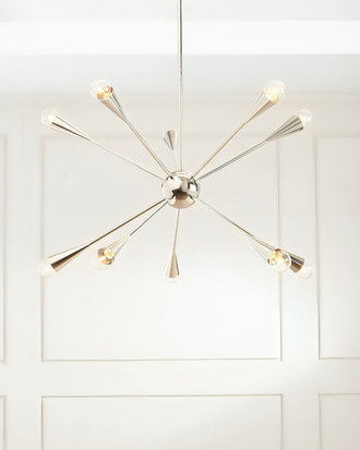 Люстра из 10 серебряных направляющих для лампочек, расходящихся от круглой сферы.