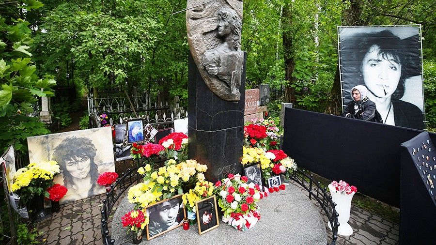 памятник на могиле Виктора Цоя