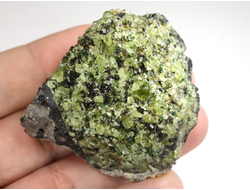 Хризолит (Перидот, Оливин), кристаллы на породе, США (52*46*30 мм, 107 г) №38098