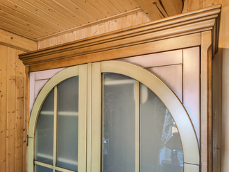 Шкаф книжный с аркой и 8 ящиками.