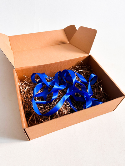 2 штуки - Подарочная коробка GILEV 44x32x15см с синей лентой и наполнителем крафт