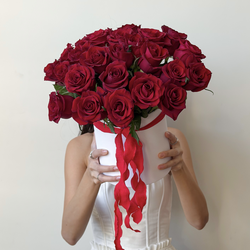 Шляпная коробка из 25 красных роз