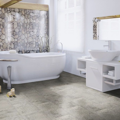Виниловый пол Wineo 400 Stone Fairytale Stone Pale DB00142 в интерьере ванной