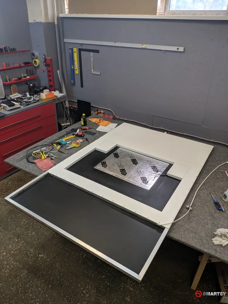 Тыльная сторона смарт зеркала Smartsy