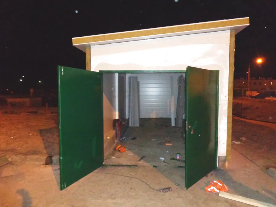 утепленные ворота 2 х листовые с калиткой