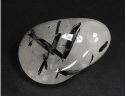 Кварц с черным турмалином (шерл), галтовка, Бразилия (29*20*17 мм, 13 г) №35101