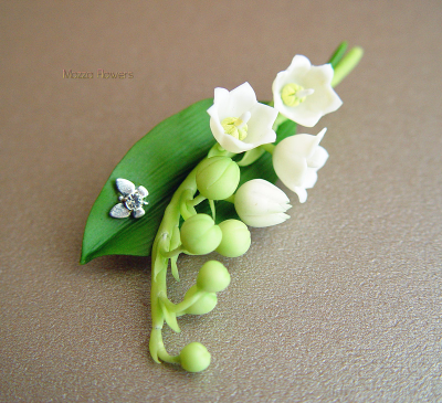 Брошь "Белые ландыши с бабочкой".