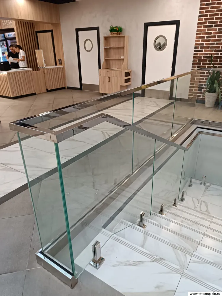 Ограждение лестничное со стеклом триплекс12мм и напольными стеклодержателями ( министойками), поручень 40х40 с пазом для стекла из нержавеющей стали 