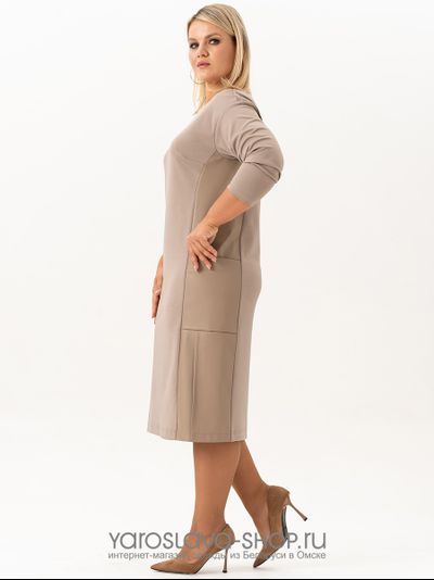 Базовое женское платье прямого кроя в бежевом цвете