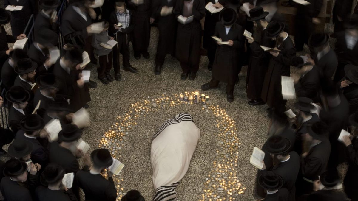 Траур сколько человек. Похороны в Израиле традиции. Похороны цадика Израиля.