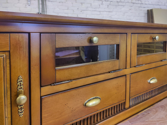 Тумба под ТВ с декоративными розетками.