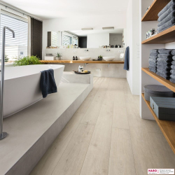 Декор ламината Haro Дуб Сицилия Белый 537374 в интерьере ванной