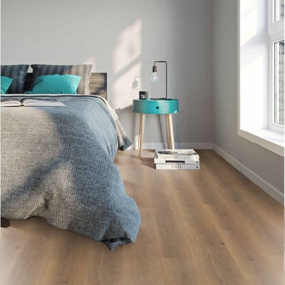 Ламинат Wineo Дуб Премиум Коричневый LA167MV4 в интерьере комнаты