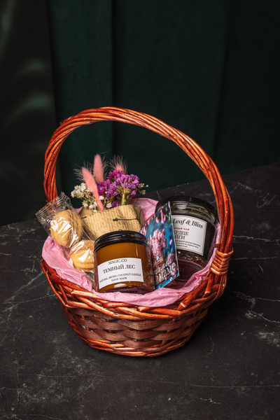 Корзинка с подарками