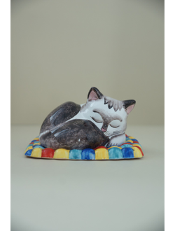 Кошка на ковре