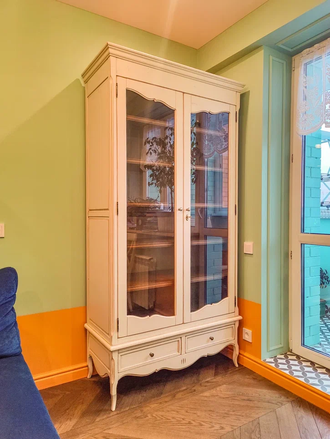 Витрина с двумя ящиками и стеклянными дверьми.