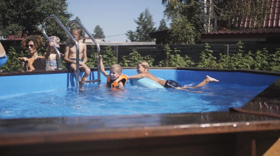 Бассейн "Баргузин" установлен на поверхности без бетонных работ, приобретен заказчиком в базовой комплектации и собран самостоятельно. 