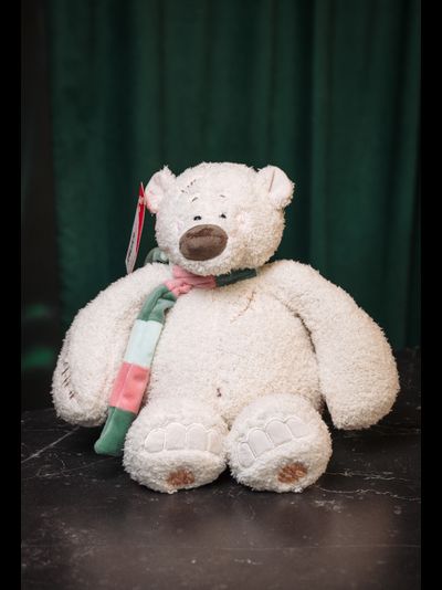 Плюшевый медведь с шарфом