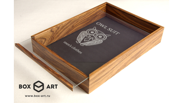1037 Деревянный футляр - пенал для рубашки. Массив зебрано. Стеклянная крышка с гравировкой.