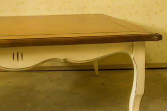 Журнальный стол квадратный с фигурной столешницей.